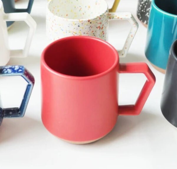 CHIPS mug 陶瓷杯 380ml - 紅色與其他杯子一起放在枱上